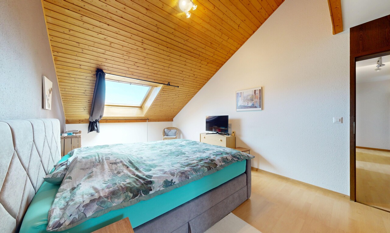 chambre avec plafond voûté, vaulted ceiling, inside property, pièce supplémentaire, et puits de lumière