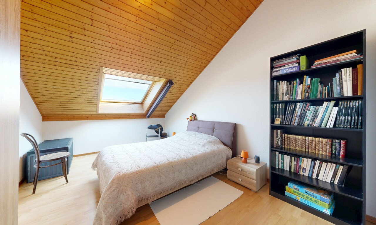 chambre avec plafond voûté, vaulted ceiling, cloison sèche, drywall, et pièce supplémentaire