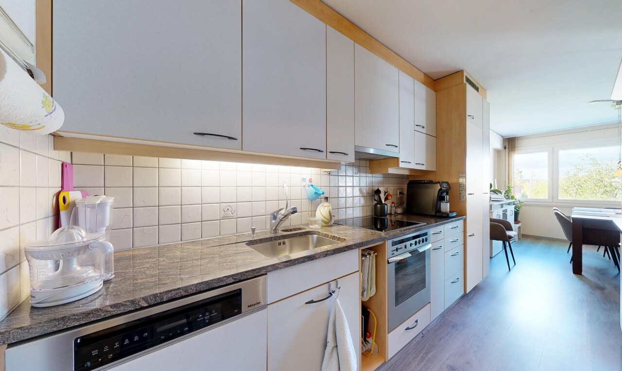 cuisine avec backsplash, dosseret, inside property, four, et stone countertops