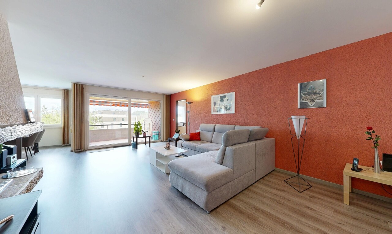 salon avec inside property, sol en finition bois, wood finish floor, lumière naturelle, et natural light