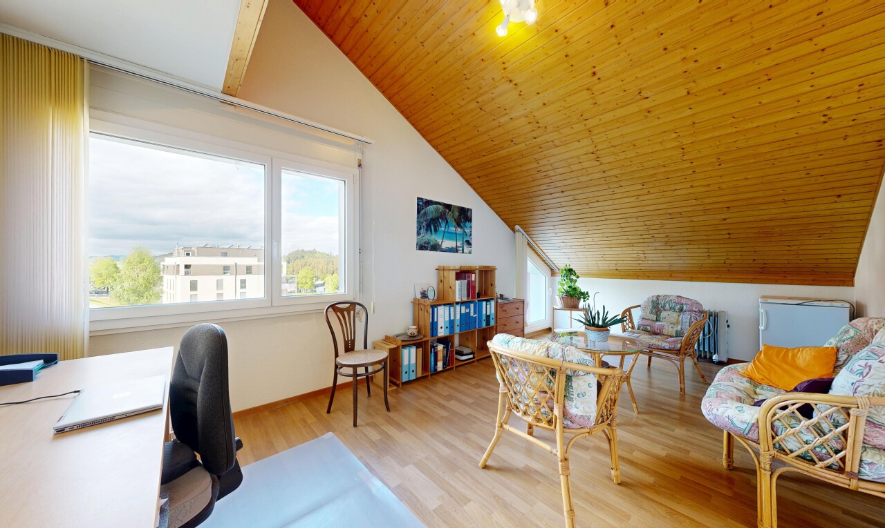 salon avec wood finish floor, sol en finition bois, drywall, cloison sèche, et inside property