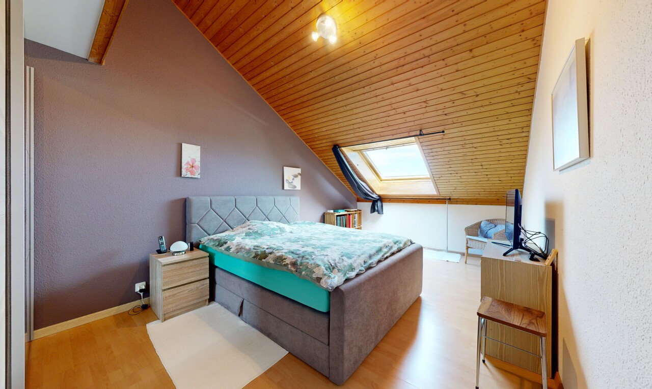 chambre avec puits de lumière, pièce supplémentaire, inside property, wood finish floor, et sol en finition bois