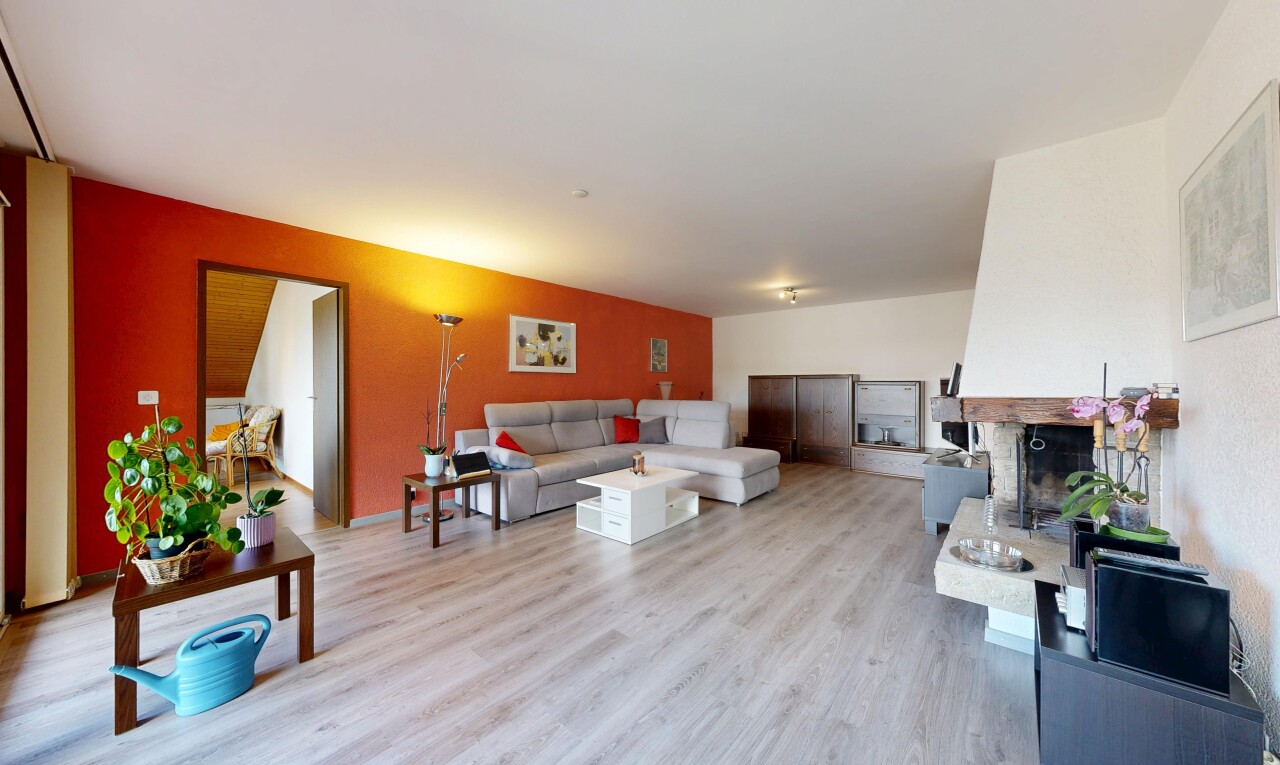 salon avec sol en finition bois, wood finish floor, inside property, cloison sèche, et drywall