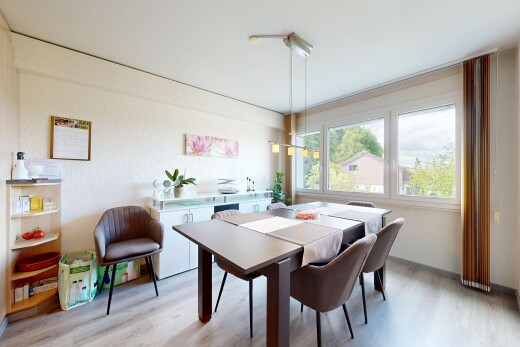 salle à manger avec inside property, wood finish floor, sol en finition bois, natural light, et lumière naturelle