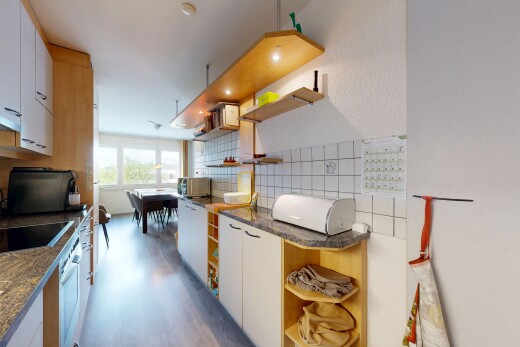 cuisine avec étagères ouvertes, open shelves, dark countertops, inside property, et four