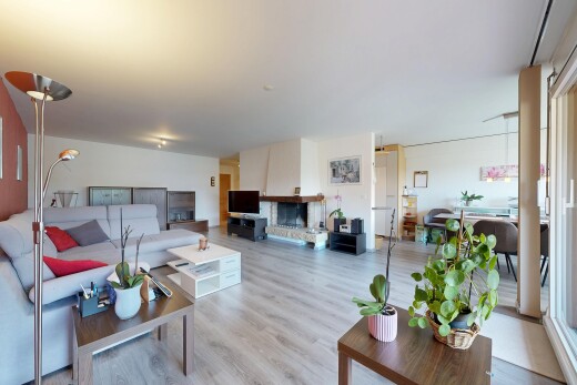 wohn- / esszimmer mit gipskartonwand, drywall, inside property, holzfußboden, und wood finish floor