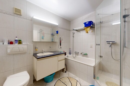 salle de bains avec tile wall, mur en carrelage, douche, light floor, et salle de bain complète