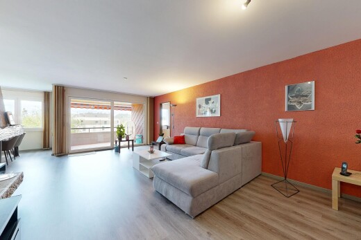 salon avec inside property, sol en finition bois, wood finish floor, lumière naturelle, et natural light