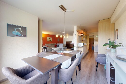 salon / salle à manger avec inside property, sol en finition bois, wood finish floor, light floor, et cloison sèche