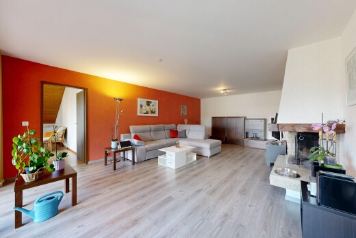 salon avec sol en finition bois, wood finish floor, inside property, cloison sèche, et drywall