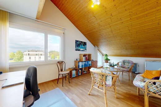 salon avec wood finish floor, sol en finition bois, drywall, cloison sèche, et inside property