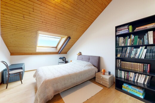 chambre avec plafond voûté, vaulted ceiling, cloison sèche, drywall, et pièce supplémentaire