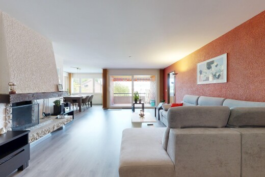wohnzimmer mit inside property, tapetenwand, wallpaper wall, kamin, und holzfußboden