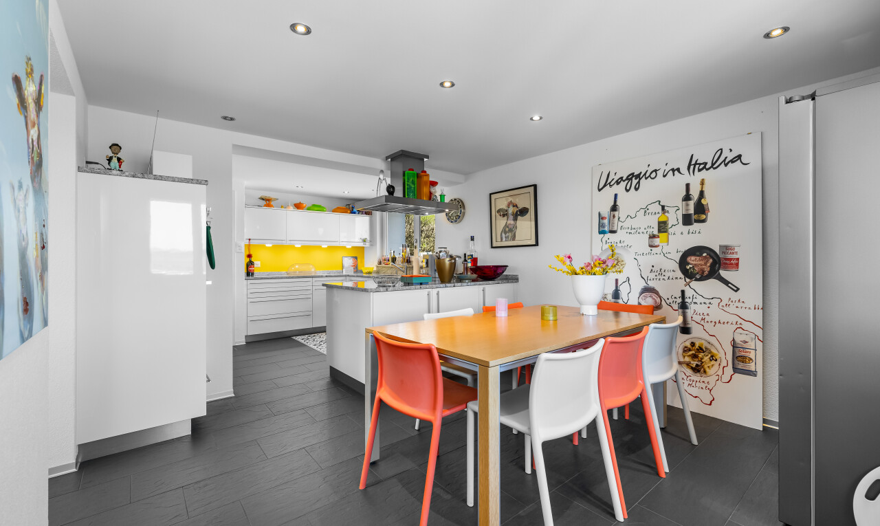 esszimmer mit einbauleuchten und gipskartonwand