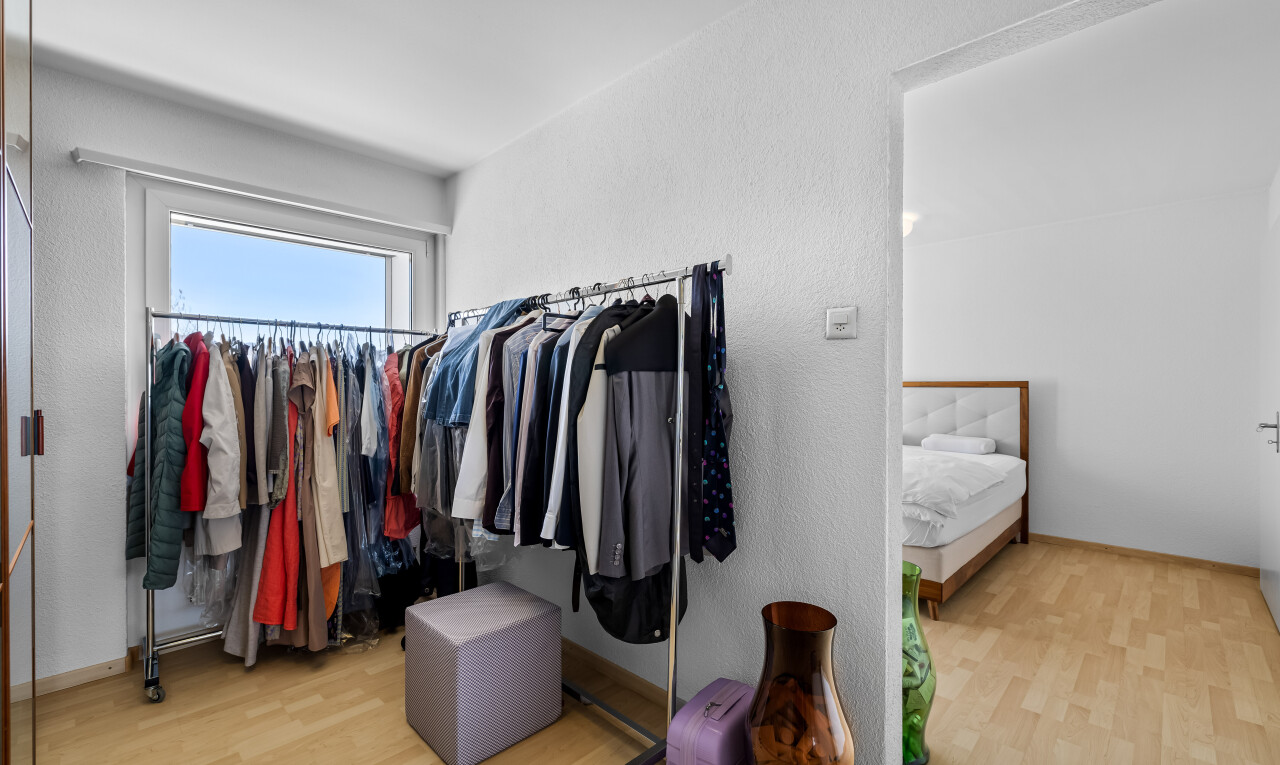 begehbarer kleiderschrank mit holzfußboden