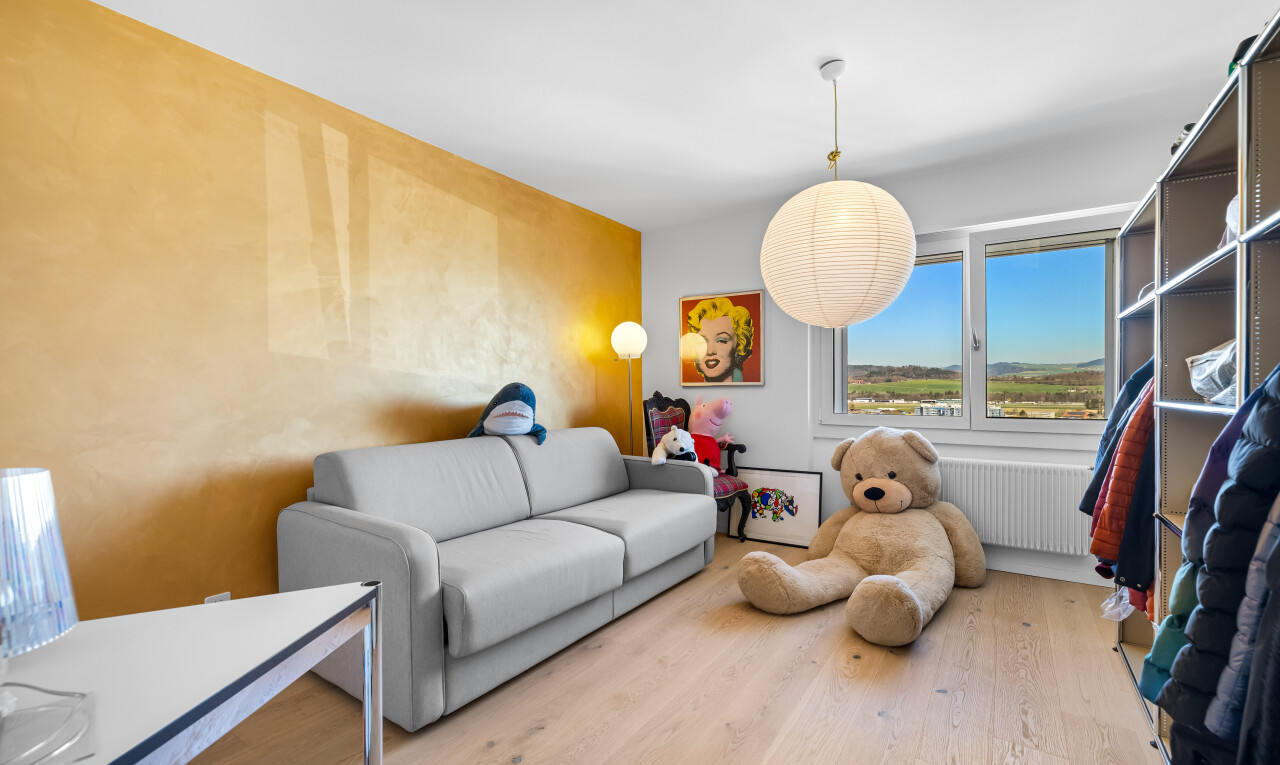 wohnzimmer mit natürliches licht, kühler, gipskartonwand, und holzfußboden