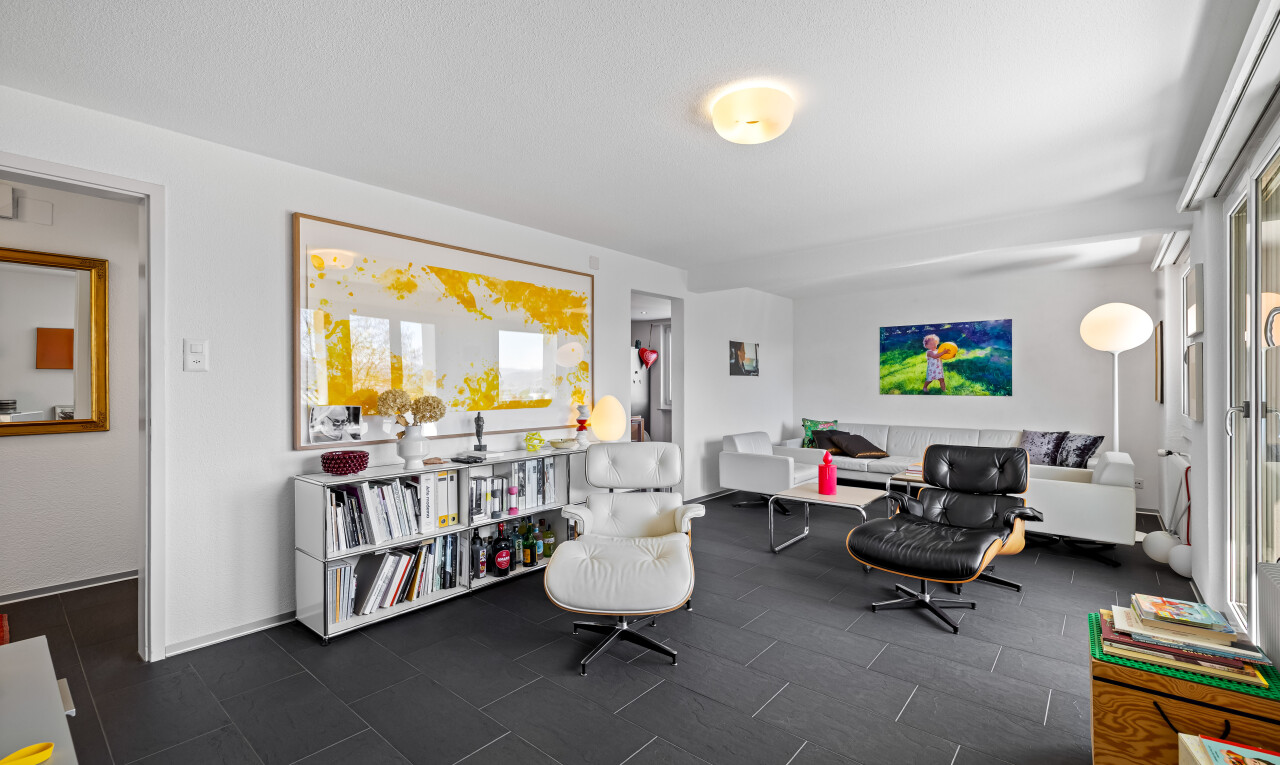 wohnzimmer mit gipskartonwand und natürliches licht