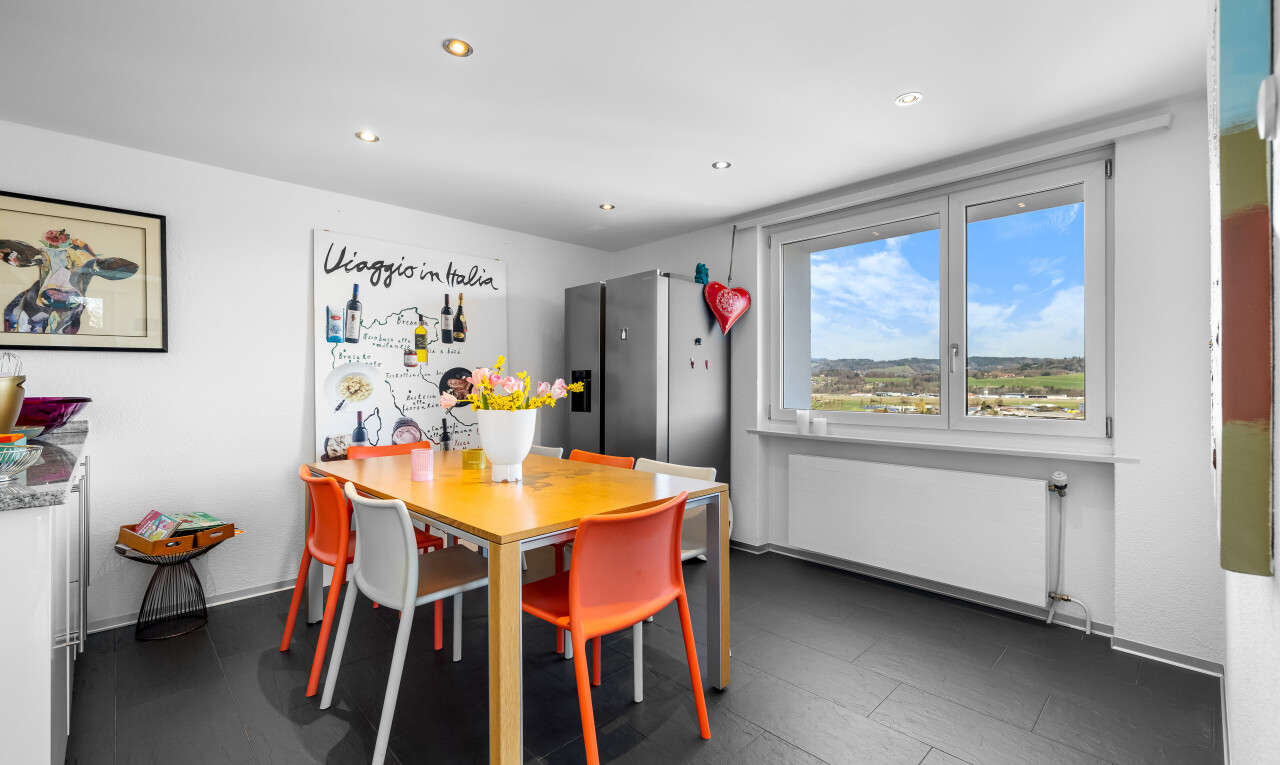 esszimmer mit einbauleuchten, gipskartonwand, und natürliches licht