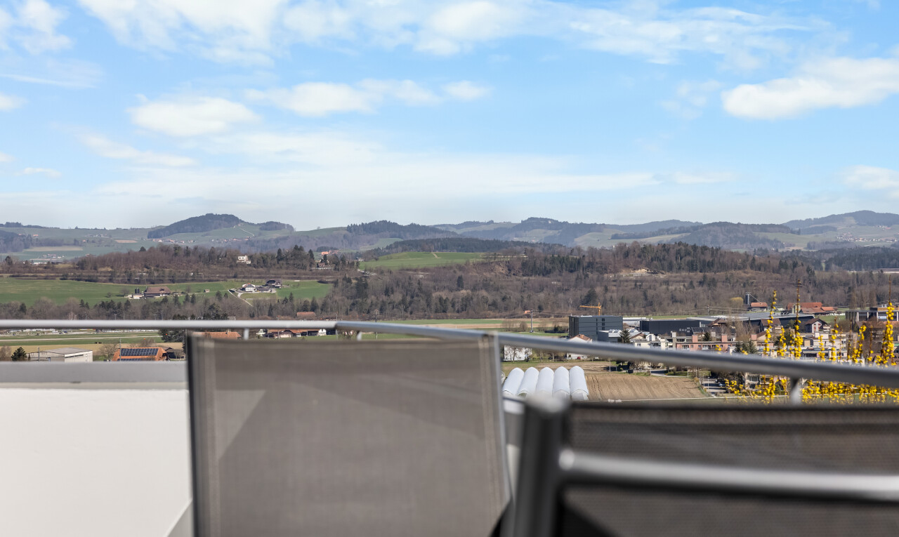 balkon mit balkon und blick auf die berge