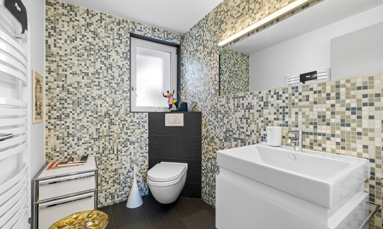 bad mit fliesenwand, schminktisch, spiegel, fliesenboden, und toilette