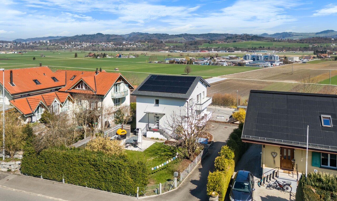 außenansicht mit solaranlage und stuckverkleidung