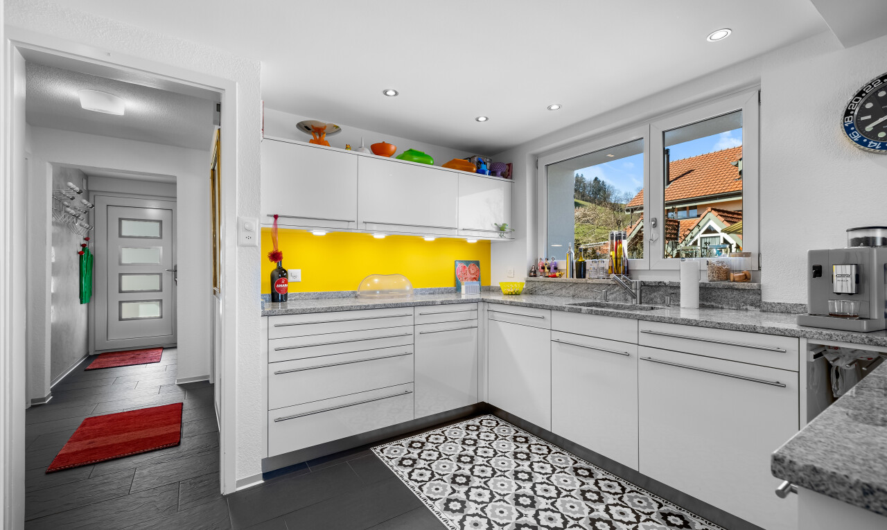 küche mit waschbecken, natürliches licht, gipskartonwand, und weiße schränke