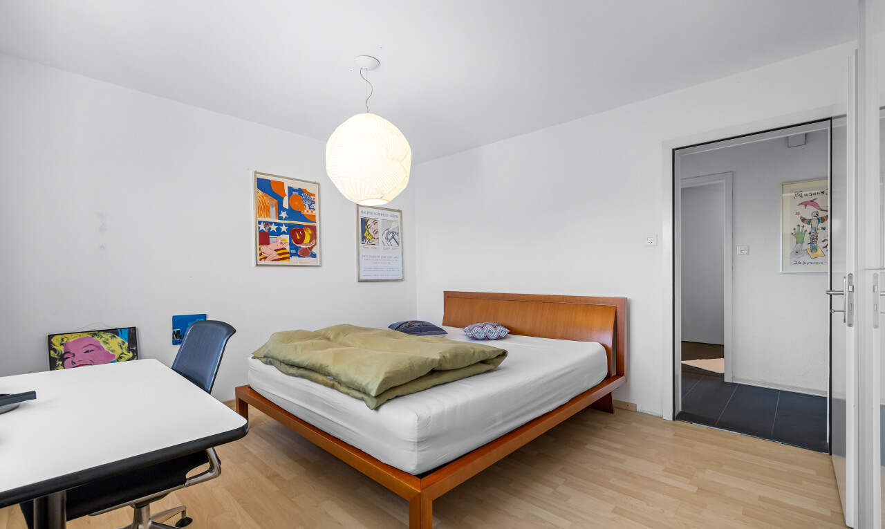 zimmer / schlafzimmer mit gipskartonwand, bürobereich, und holzfußboden