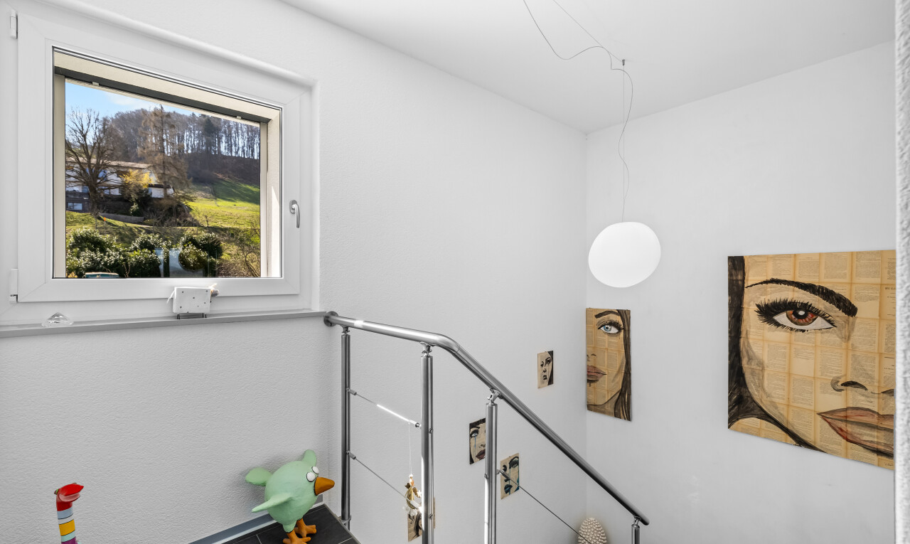 treppe mit natürliches licht, gipskartonwand, und fliesenboden