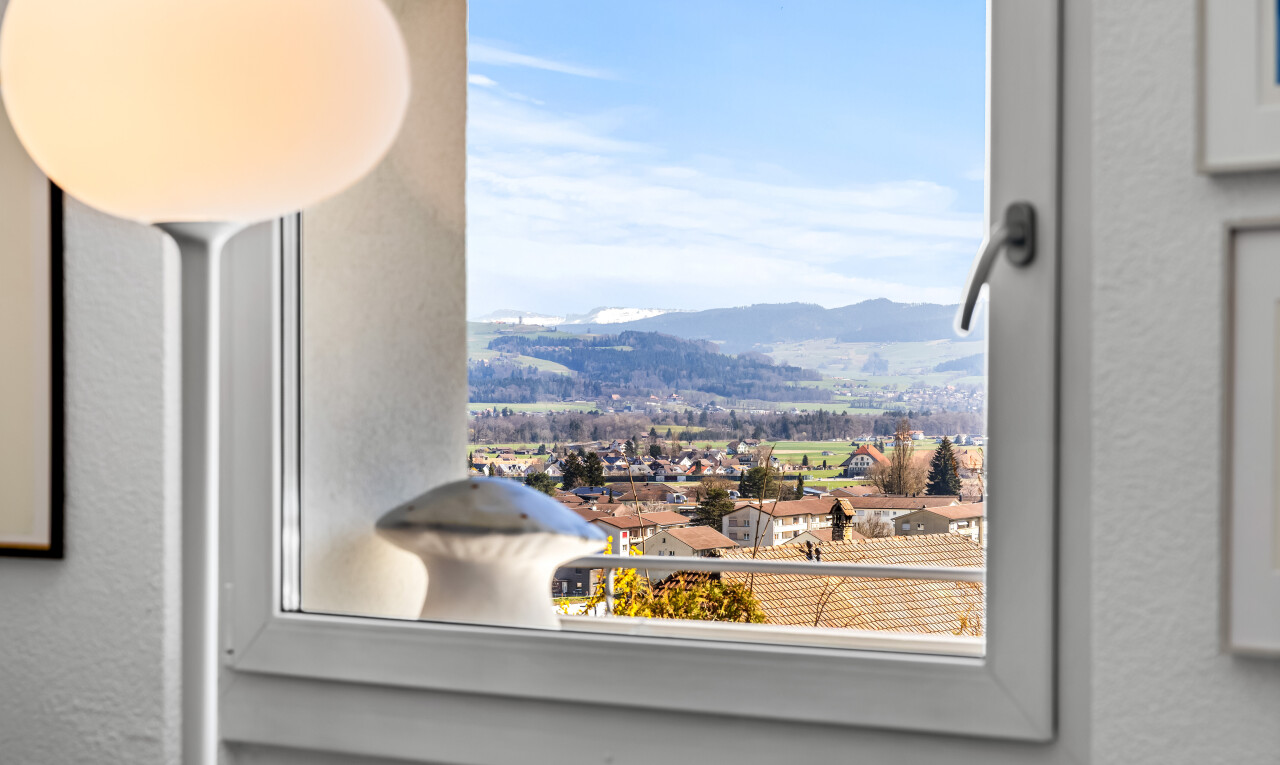 einzelheiten mit strukturierte wand und blick auf die berge
