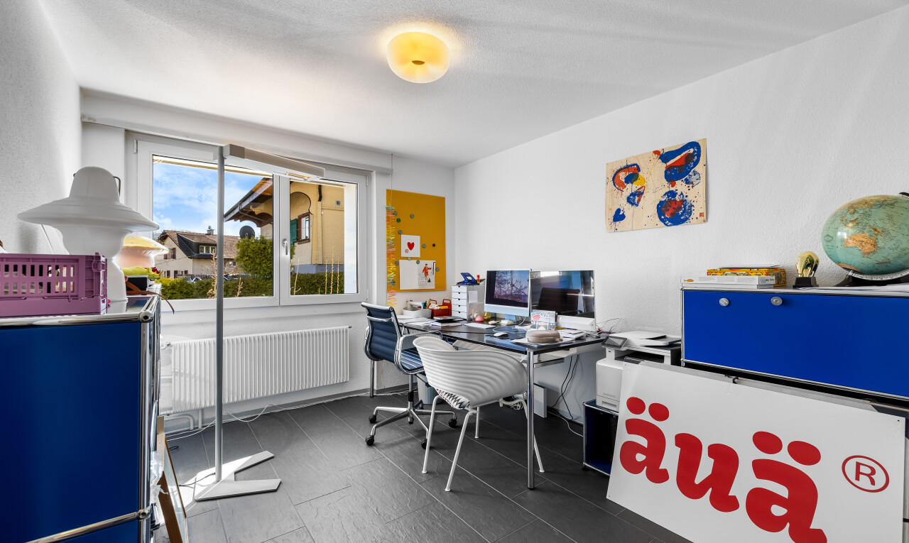 innenraum mit fernseher, natürliches licht, kühler, und gipskartonwand