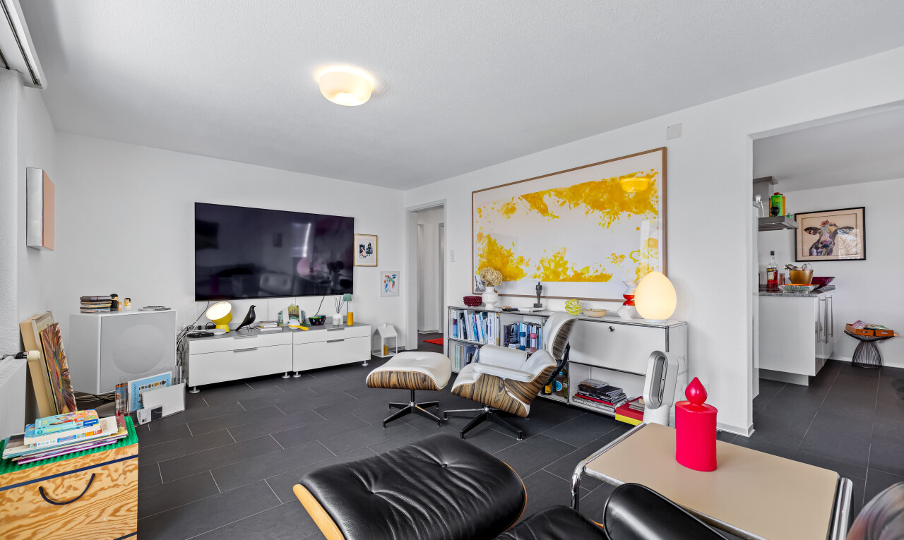 wohnzimmer mit fernseher, gipskartonwand, und fliesenboden