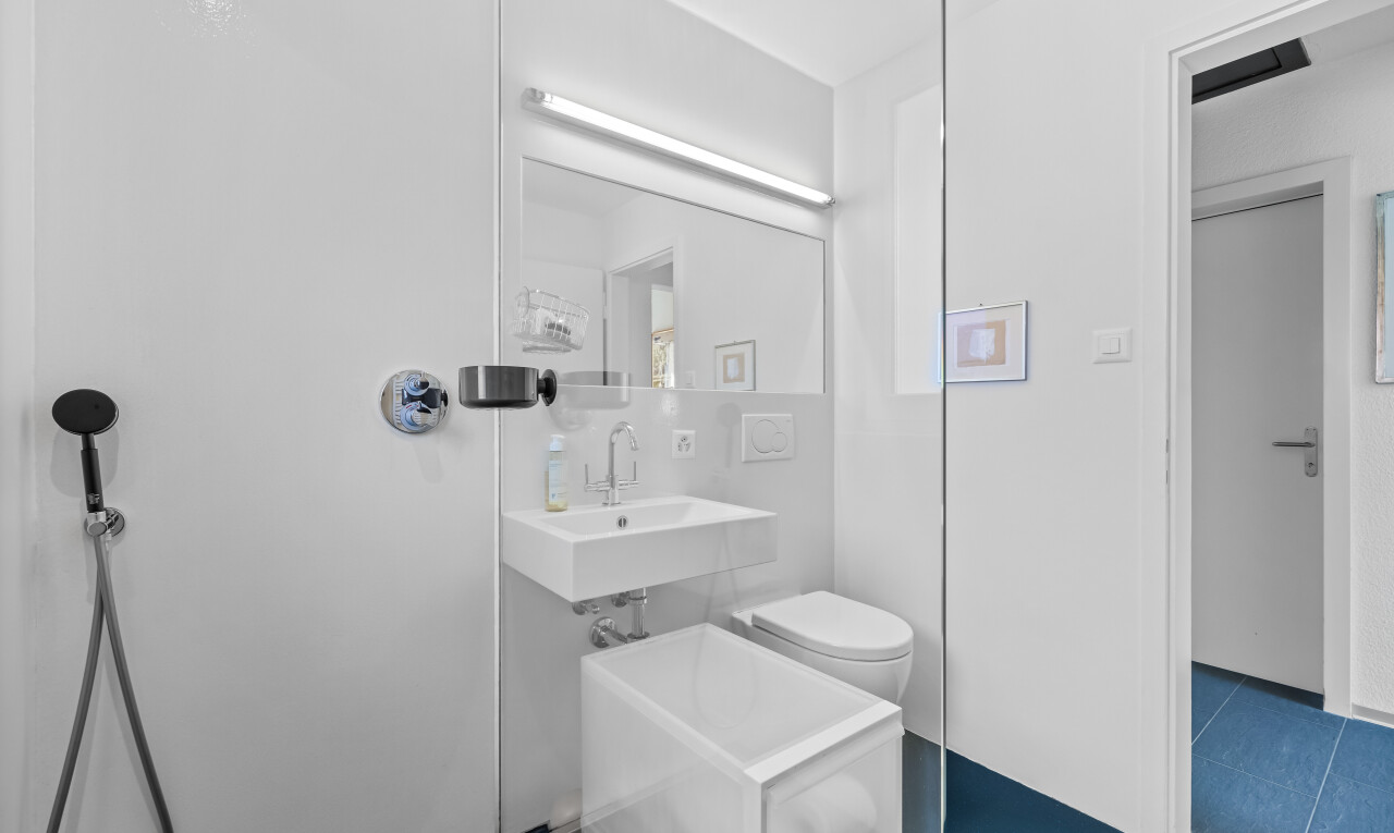 bad mit toilette, fliesenboden, waschbecken, spiegel, und gipskartonwand