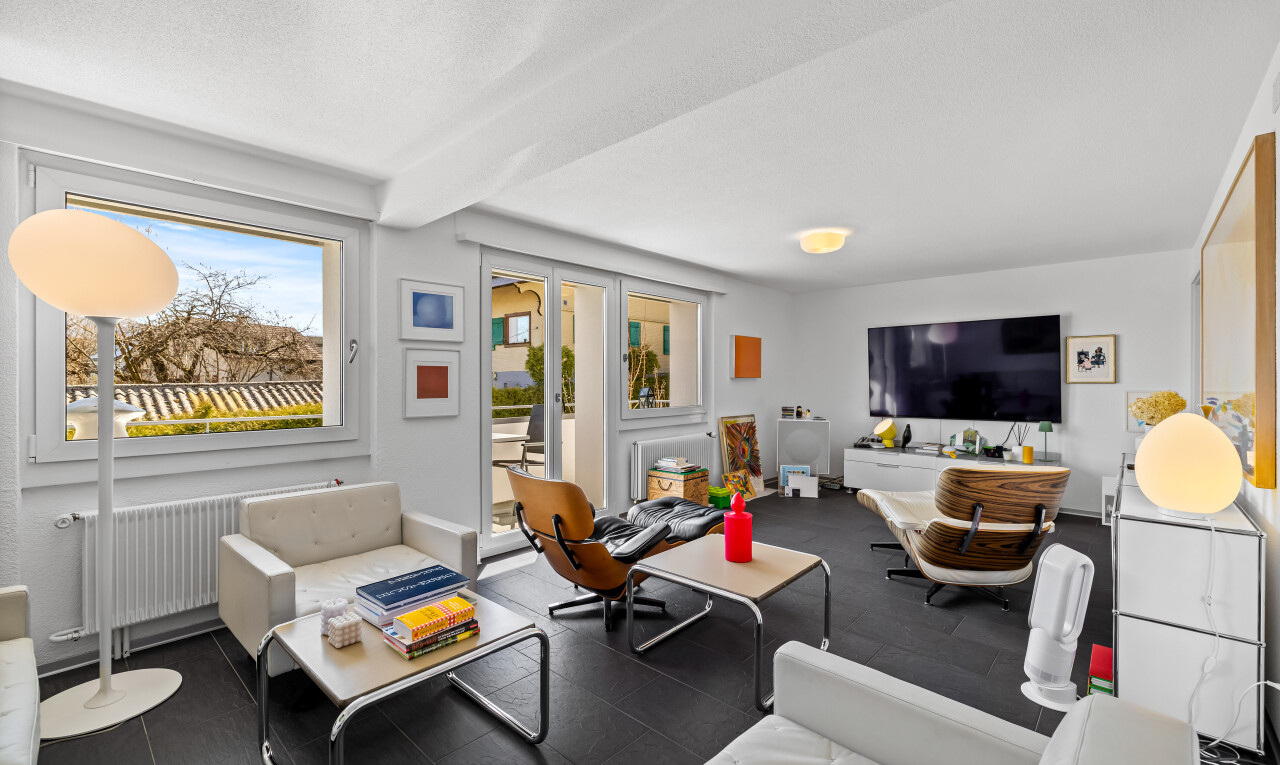 wohnzimmer mit fernseher, gipskartonwand, natürliches licht, und kühler