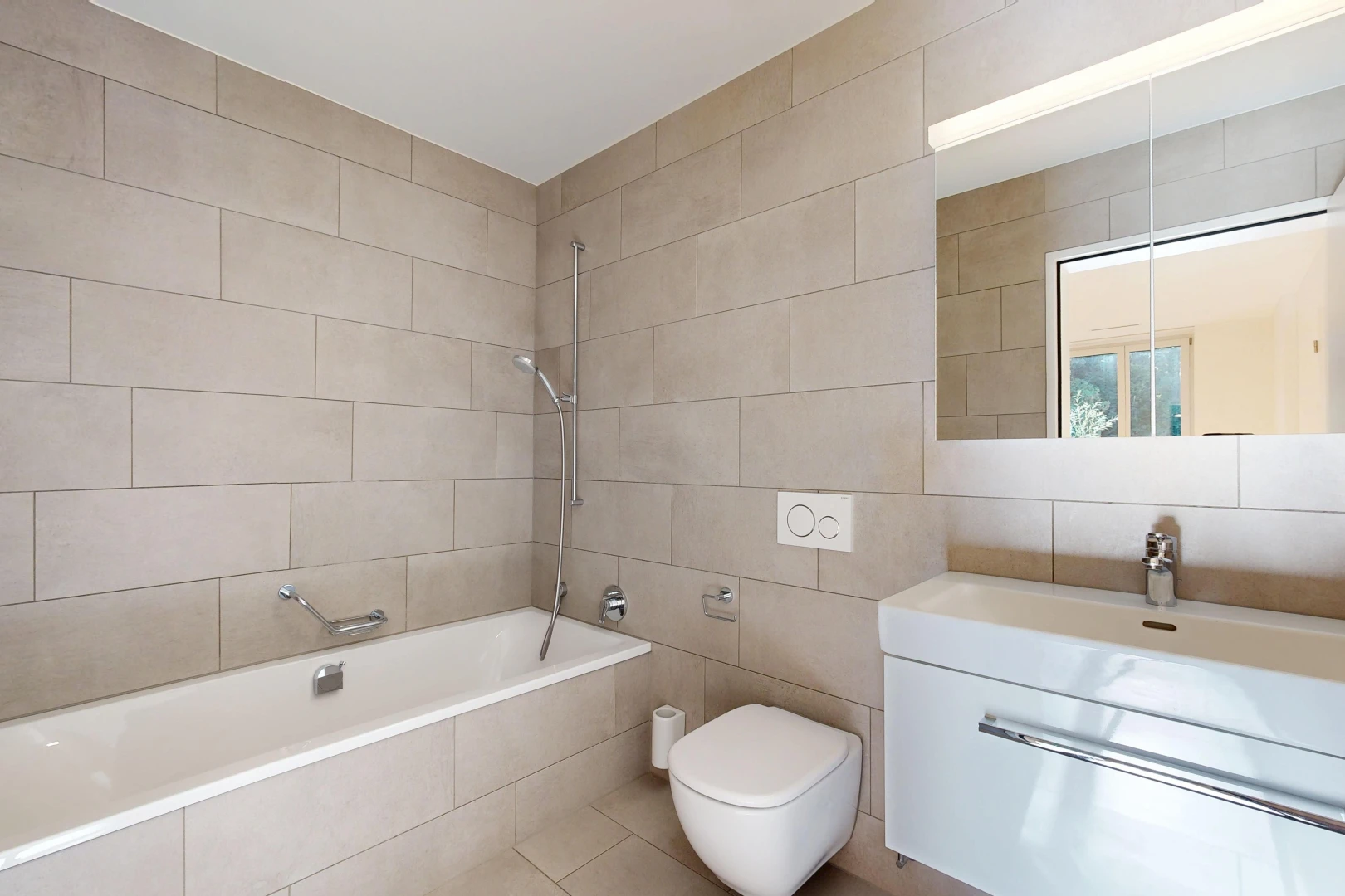 salle de bains avec tile wall, mur en carrelage, salle de bain complète, miroir, et lavabo (ou coiffeuse selon le contexte)