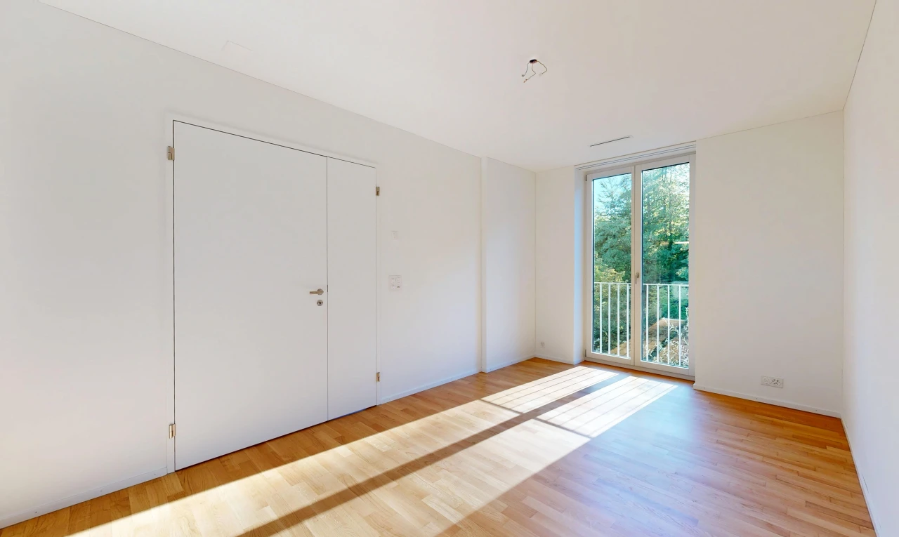 pièce vide avec cloison sèche, drywall, sol en finition bois, wood finish floor, et inside property