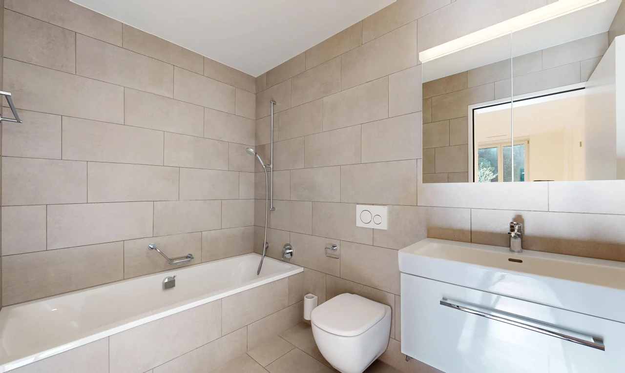 salle de bains avec tile wall, mur en carrelage, salle de bain complète, miroir, et lavabo (ou coiffeuse selon le contexte)