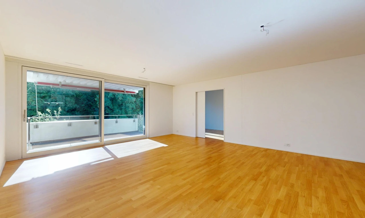 pièce vide avec drywall, cloison sèche, inside property, wood finish floor, et sol en finition bois