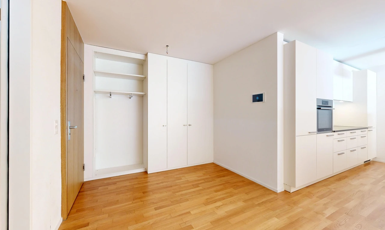 pièce vide avec light floor, drywall, cloison sèche, inside property, et wood finish floor