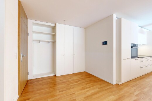 pièce vide avec light floor, drywall, cloison sèche, inside property, et wood finish floor