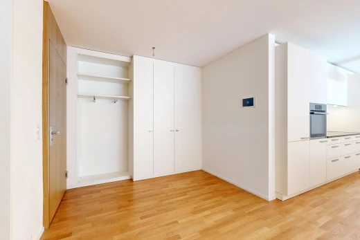 pièce vide avec light floor, drywall, cloison sèche, inside property, et wood finish floor