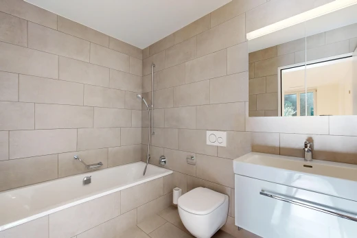 salle de bains avec tile wall, mur en carrelage, salle de bain complète, miroir, et lavabo (ou coiffeuse selon le contexte)