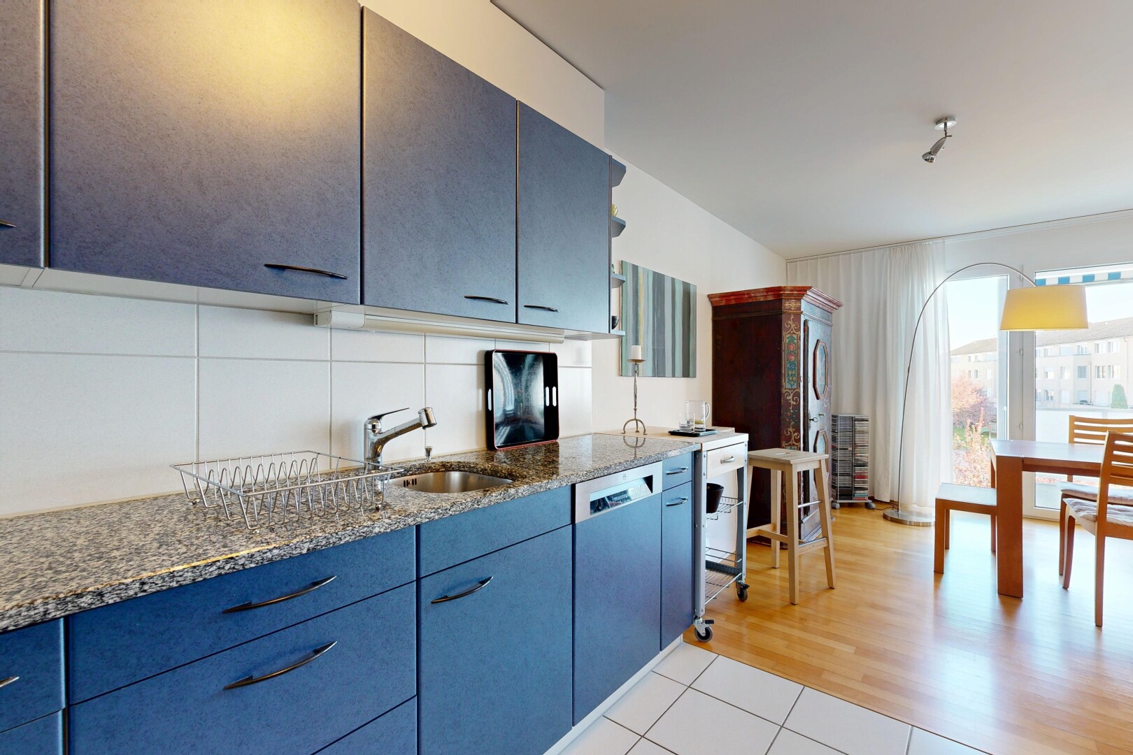 cuisine avec light floor, stone countertops, plans de travail en pierre, natural light, et lumière naturelle
