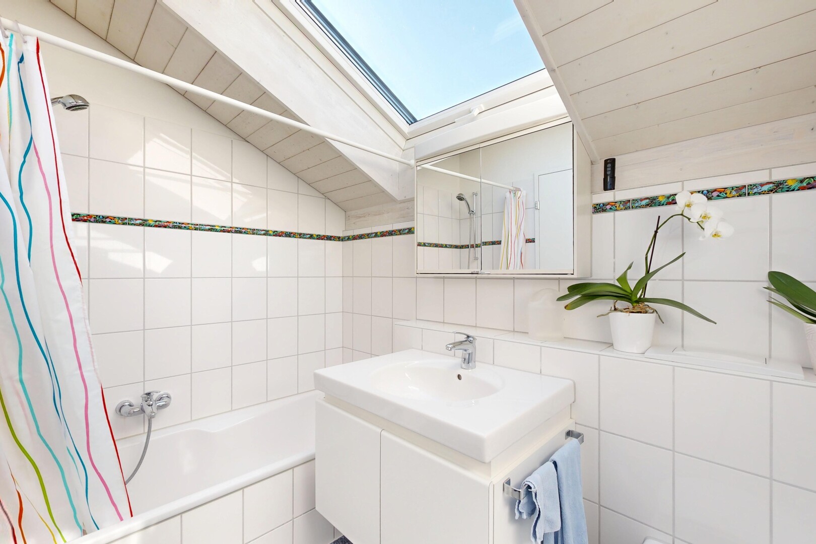 salle de bains avec mur en carrelage, tile wall, miroir, salle de bain complète, et lavabo (ou coiffeuse selon le contexte)