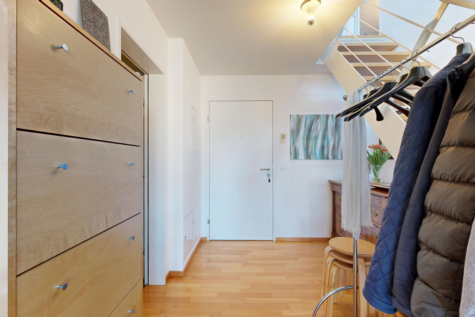 couloir avec drywall, cloison sèche, wood finish floor, sol en finition bois, et inside property