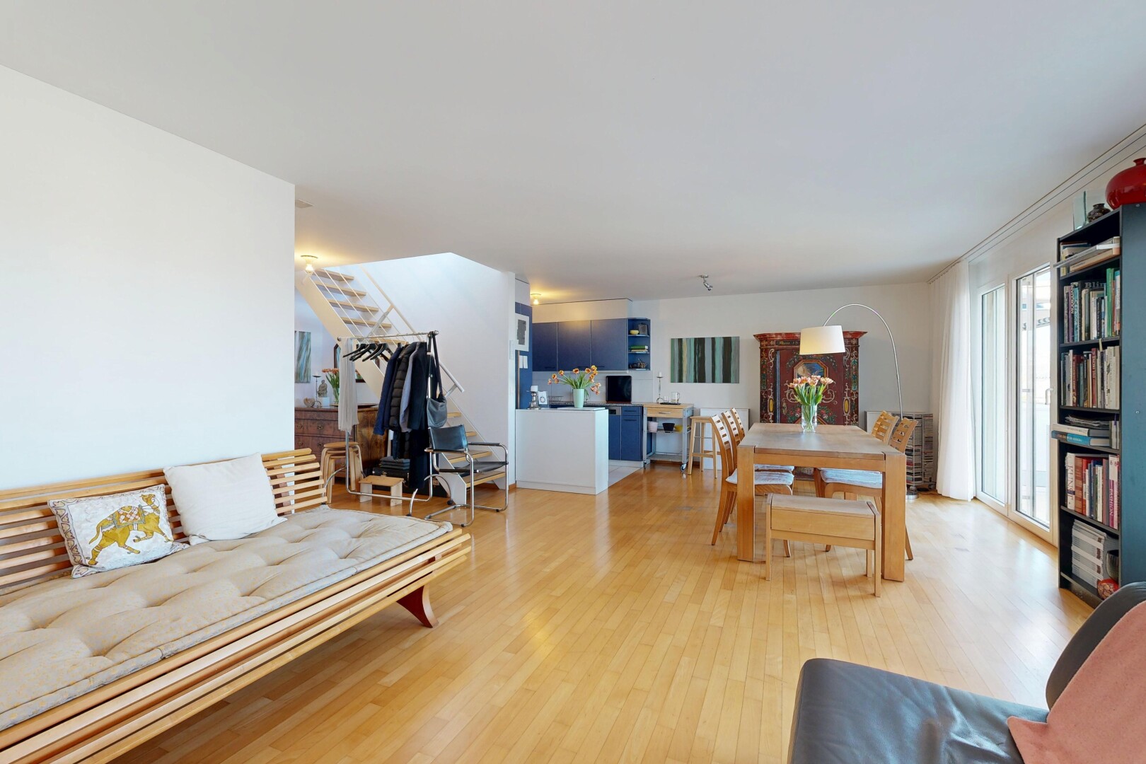 salon / salle à manger avec inside property, wood finish floor, sol en finition bois, natural light, et lumière naturelle