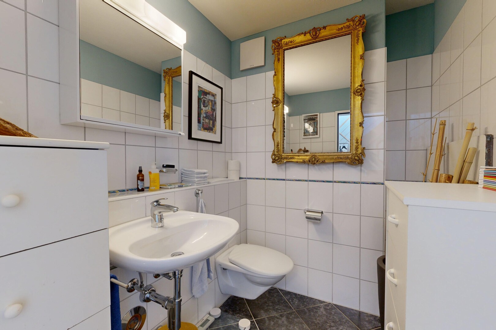 salle de bains avec tile wall, mur en carrelage, toilette, inside property, et dark floor