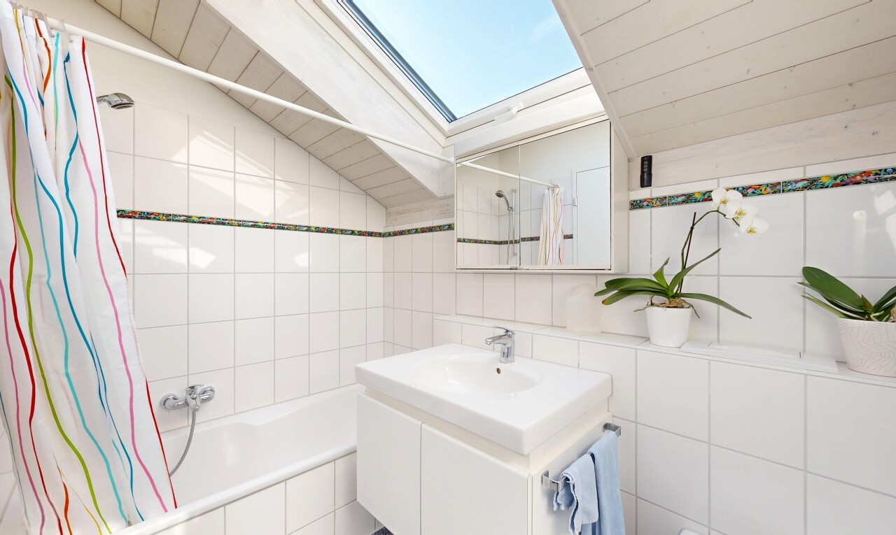 salle de bains avec mur en carrelage, tile wall, miroir, salle de bain complète, et lavabo (ou coiffeuse selon le contexte)