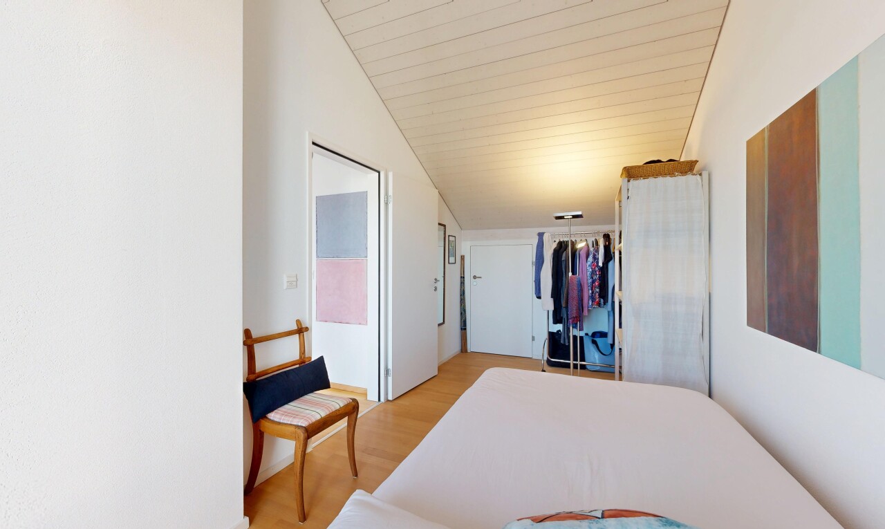chambre avec sol en finition bois, wood finish floor, inside property, cloison sèche, et drywall