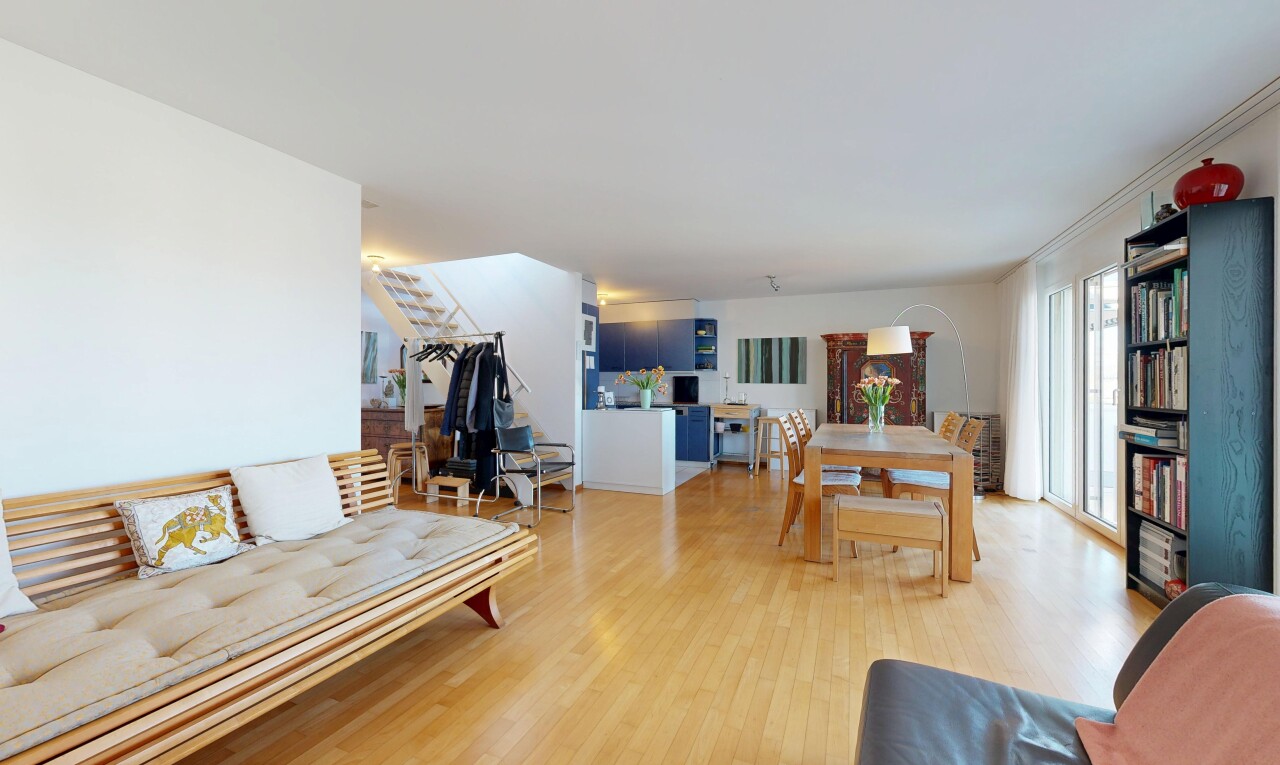salon / salle à manger avec inside property, wood finish floor, sol en finition bois, natural light, et lumière naturelle