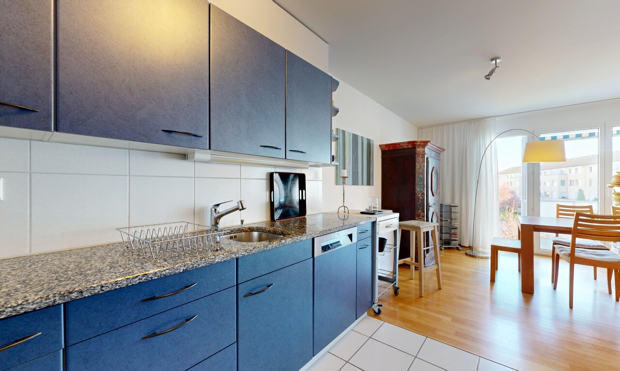 cuisine avec light floor, stone countertops, plans de travail en pierre, natural light, et lumière naturelle
